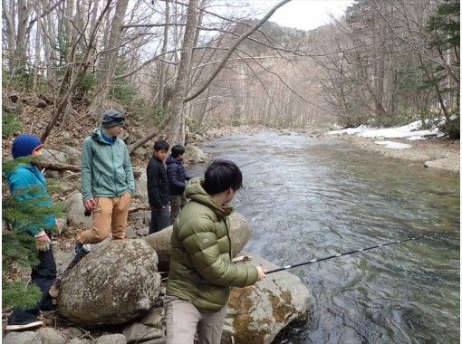 北海道 渓流釣り 初心者ok 自然の川で魚釣り その場で塩焼きも可能 アクティビティジャパン