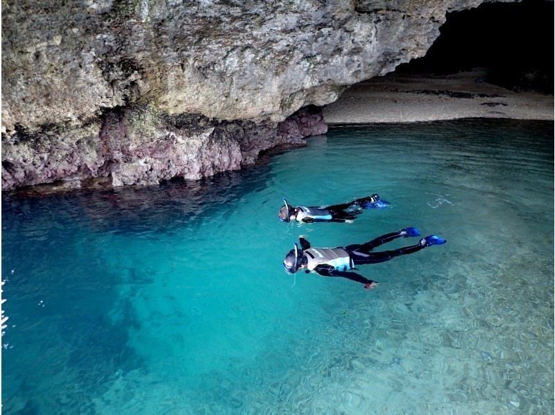 [Okinawa / Ishigaki Island] (C course) Blue Cave & Phantom Island Landing Tropical Snorkel