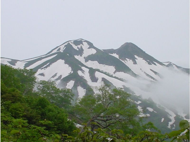 [Gifu, World Heritage Site Shirakawa-go] Sightseeing from the sky! Enjoy Golden Week with the family! Enjoy the combination of remaining snow and fresh greenery on Mt. Hakusan, and the season of Shogawa cherry blossoms by helicopter (2-person course, approx. 12 minutes)の紹介画像