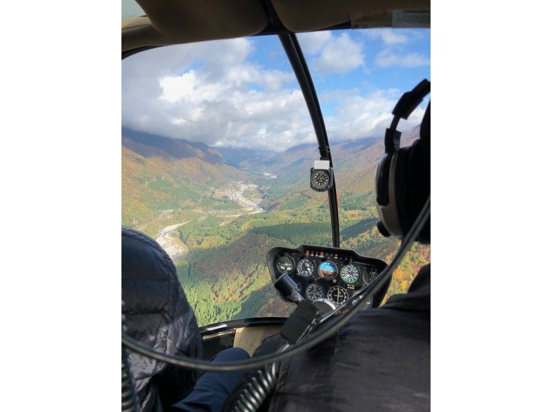 [Gifu, World Heritage Site Shirakawa-go] Sightseeing from the sky! Enjoy Golden Week with the family! Enjoy the fresh greenery of the mountains surrounding the huge Miboro Dam by helicopter! (3-person experience course, approx. 6 minutes)の紹介画像