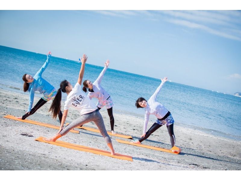 ★Beginners welcome [Shonan, Zushi, Beach Yoga & Kayaking Experience] Bath towels provided, changing rooms with plenty of amenities. Luxury beach yoga and kayaking experience planの紹介画像