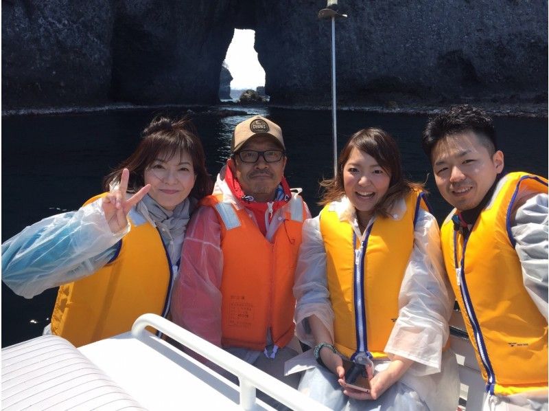 【北海道・小樽】海の秘境へクルージングボートでご案内「青の洞窟探検クルーズ」の紹介画像