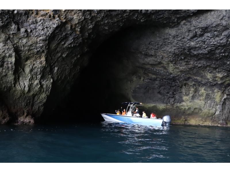 【北海道・小樽】海の秘境へクルージングボートでご案内「青の洞窟探検クルーズ」の紹介画像