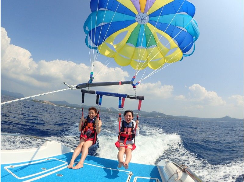 [冲绳名护市] 5岁起OK！包括俯瞰绝景的滑翔伞体验和喂食体验♪珊瑚野浮潜之旅的超值套餐の紹介画像