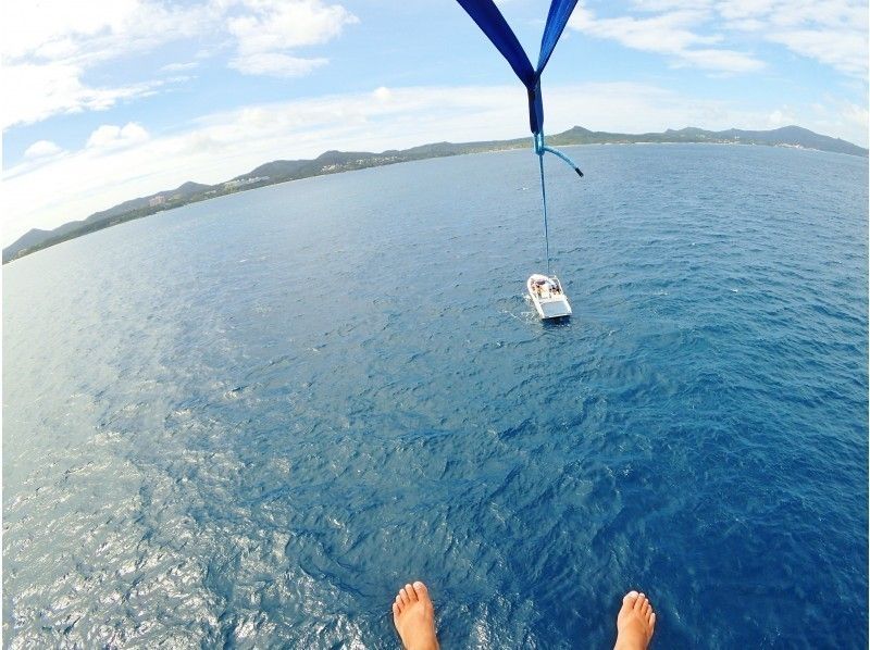 [Okinawa Nago City] OK from 5 years old! Parasailing experience overlooking the superb view and feeding experience included ♪ Value set of coral field snorkel tourの紹介画像