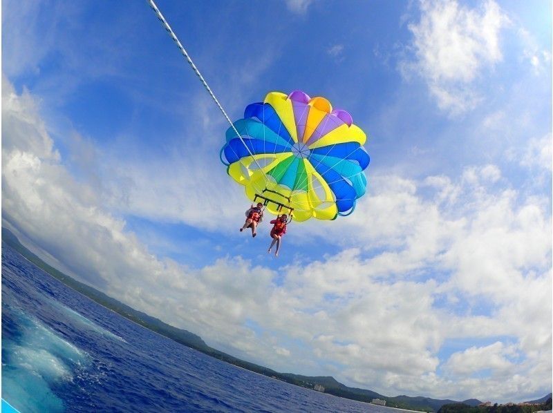 [沖繩名護市] 5歲起OK！包括俯瞰絕景的滑翔傘體驗和餵食體驗♪珊瑚野浮潛之旅的超值套餐の紹介画像