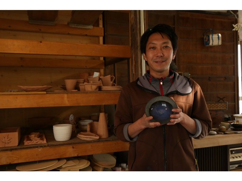 [Tokushima Tokushima Blue spun by a blue indigo kiln, fascinated by the beautiful line-patterned "line pattern bowl". "Hand-bending" and "electric potter's wheel" pottery experienceの紹介画像
