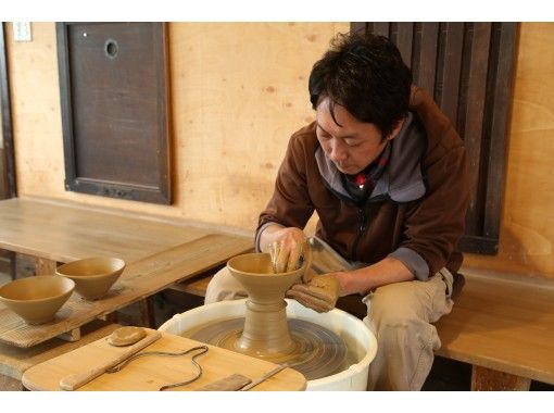 徳島 上板町 美しい線模様の 線文鉢 に魅かれ青藍窯が紡ぐ徳島ブルーに出会う 手びねり と 電動ろくろ の陶芸体験 アクティビティジャパン