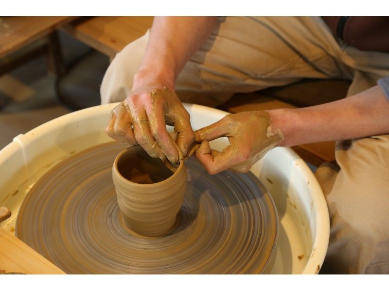 [Tokushima Tokushima Blue spun by a blue indigo kiln, fascinated by the beautiful line-patterned "line pattern bowl". "Hand-bending" and "electric potter's wheel" pottery experienceの紹介画像