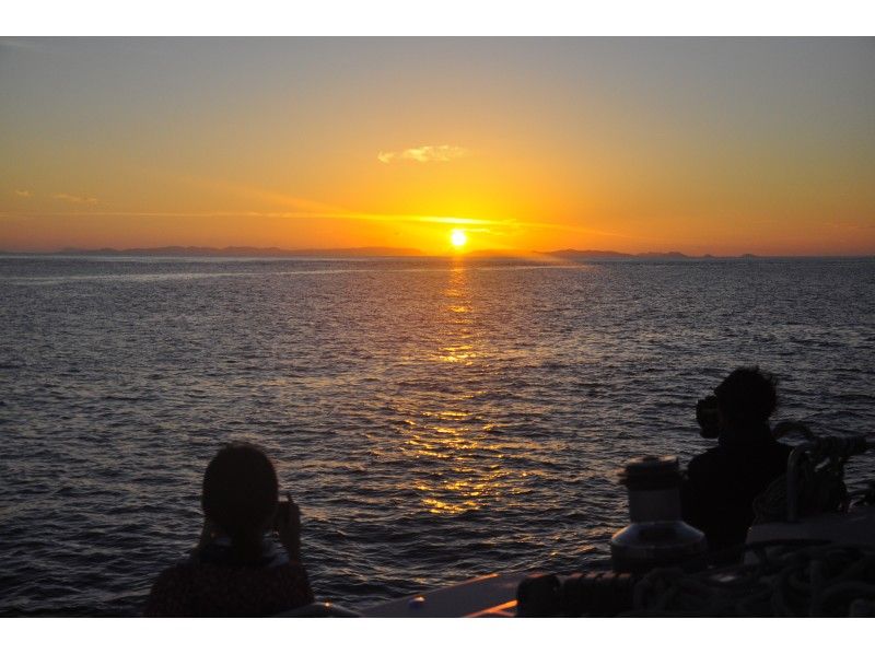 [โอกินาว่า / อิโตมัน (ตอนใต้) ออกเดินทาง ~] ล่องเรือ เช่าเหมาลำชมพระอาทิตย์ตก 2.5 ชั่วโมง (เรือใบขนาด 55 ฟุต) ผูกขาดการชมพระอาทิตย์ตกทางใต้สุดใน Kerama!の紹介画像