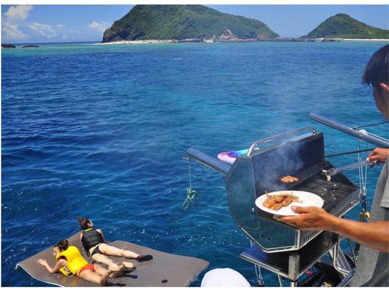 [Okinawa main island, Itoman (southern) departure ~] Kerama Islands Half-day 4.5 hours Yacht charter (42F ~ 55F catamaran) to enjoy all the marine in the sea of Okinawa.の紹介画像