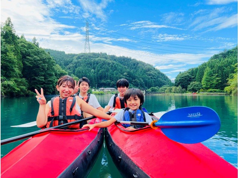 群馬・四万湖のぐりーんぴーすでカヌーを楽しむ家族