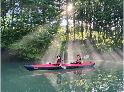 群馬 吾妻 青い湖 四万湖で癒しの早朝カヌーツアー １日の始まりを静かな湖で優雅に過ごしましょう アクティビティジャパン