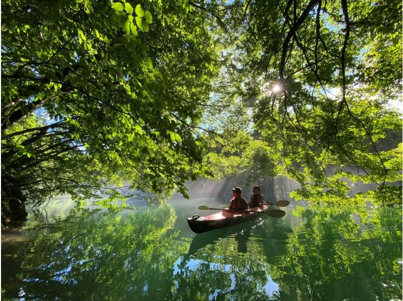 【群馬・吾妻】青い湖・四万湖で癒しの早朝カヌーツアー！１日の始まりを静かな湖で優雅に過ごしましょう♪ 