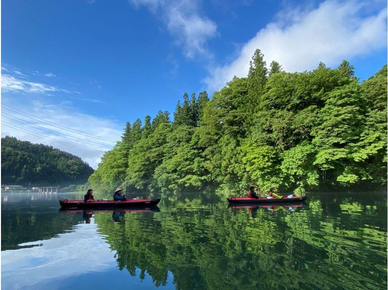 【群馬・吾妻】青い湖・四万湖で癒しの早朝カヌーツアー！１日の始まりを静かな湖で優雅に過ごしましょう♪ の紹介画像