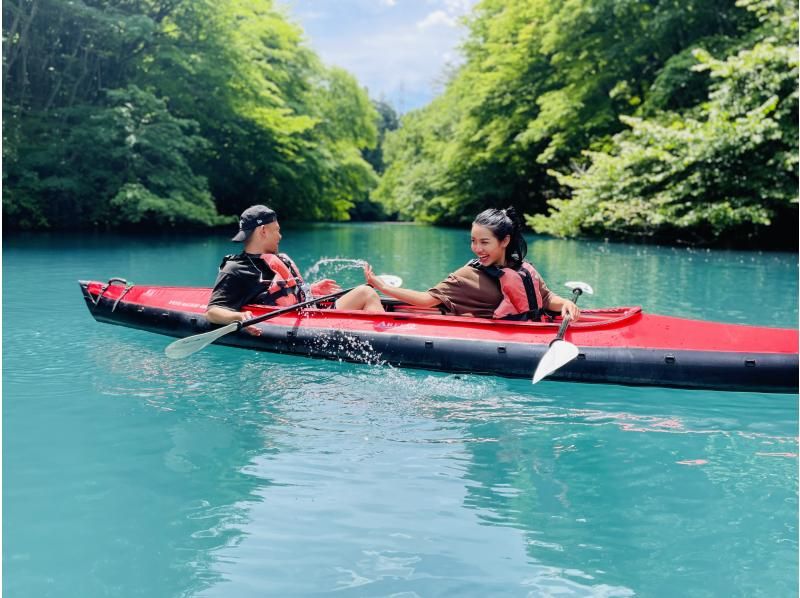 一對夫婦在群馬綠色和平組織的志摩湖享受獨木舟之旅