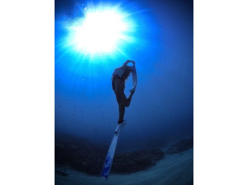 Google口コミ数第1位【那覇発・半日・慶良間諸島】撮影付！沖縄屈指の透明度！ロングフィンレンタルあり（スキンダイビング経験者専用コース）の紹介画像