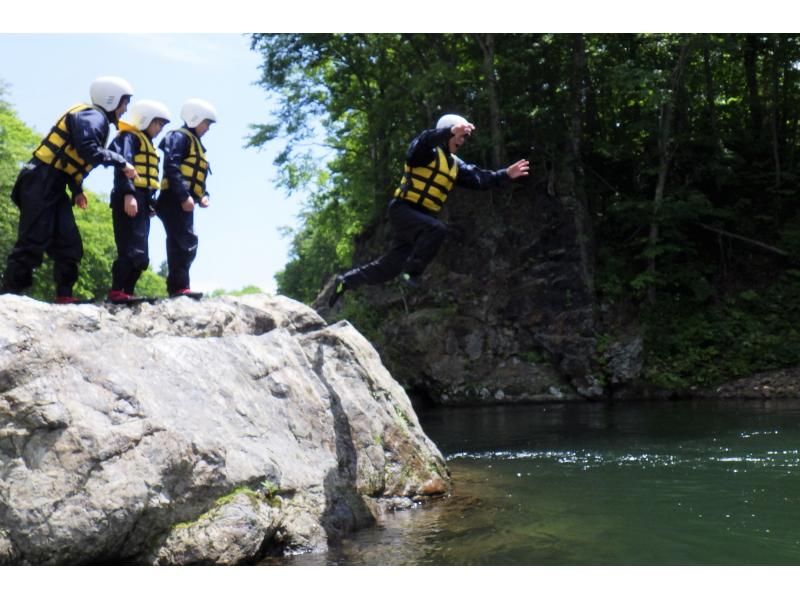 【北海道・南富良野】シーソラプチ川ラフティング・ボート貸切プラン ☆ツアー写真データーをプレゼント☆ ２名から貸切可能！ ６歳から参加OK！の紹介画像