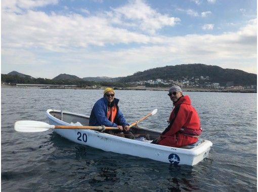 神奈川 葉山 初心者歓迎 手漕ぎボートで行く 葉山の海で手ぶらで海釣りプラン アクティビティジャパン