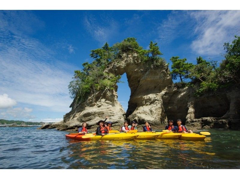 People enjoying the sea kayaking experience at Katsuura “GO 4 SURF”