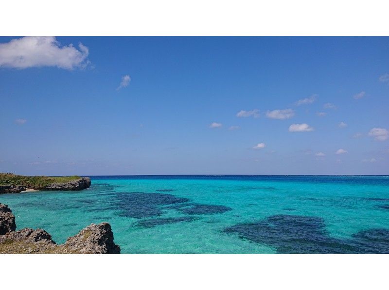 [Okinawa Prefecture, Ikema Island] 1 minute walk. A beach snorkel where you can meet three types of anemone fish. Ideal for families and couples.の紹介画像
