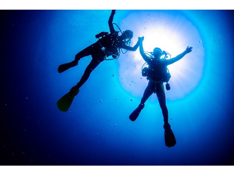 ［沖縄・北谷］温水シャワー・インナーで寒さ対策バッチリ！ボート体験ダビング1本！写真・餌やりサービスの紹介画像