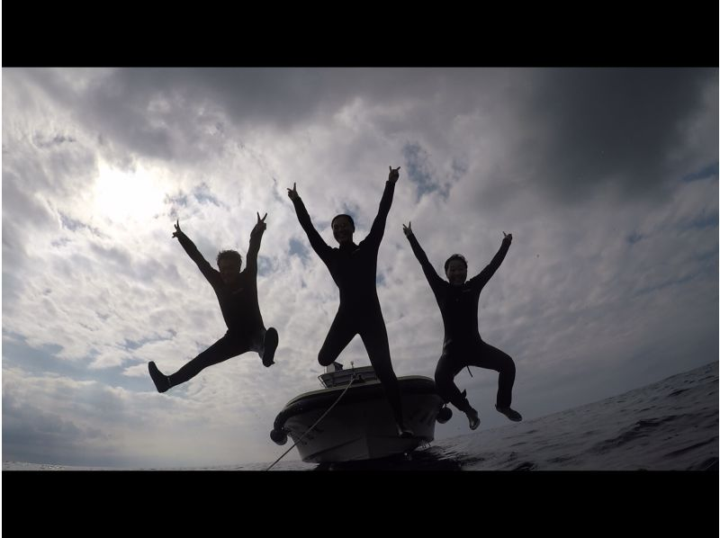 ［沖縄・北谷］温水シャワー・インナーで寒さ対策バッチリ！ボート体験ダビング1本！写真・餌やりサービスの紹介画像