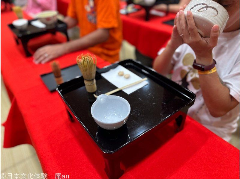 【京都・下京区】素敵なお茶の世界へようこそ！お点前体験（ひき茶の実演付）！五条駅より徒歩1分！の紹介画像