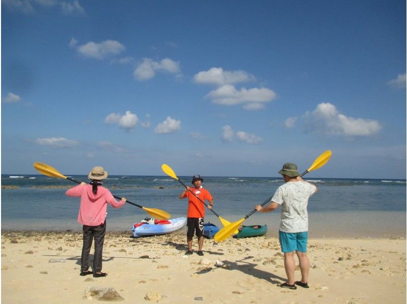 Recommended for families and couples! [Sea kayaking in the sea of coral] Conducted from 2 people. A leisurely short course 90 minutes! Two-seater kayakの紹介画像