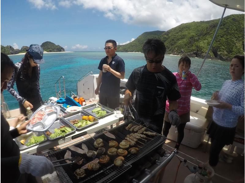 【沖縄・北谷 or 那覇発】57名乗り大型クルーザー貸切プラン（6時間）無人島周辺の美しい海でシュノーケリングや船上BBQが楽しめる♪の紹介画像