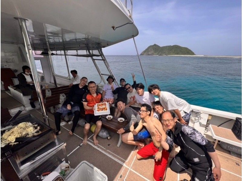 【沖縄・北谷 or 那覇発】57名乗り大型クルーザー貸切プラン（6時間）無人島周辺の美しい海でシュノーケリングや船上BBQが楽しめる♪の紹介画像