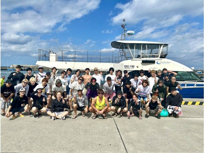 【沖縄・北谷 or 那覇発】57名乗り大型クルーザー貸切プラン（6時間）無人島周辺の美しい海でシュノーケリングや船上BBQが楽しめる♪の紹介画像