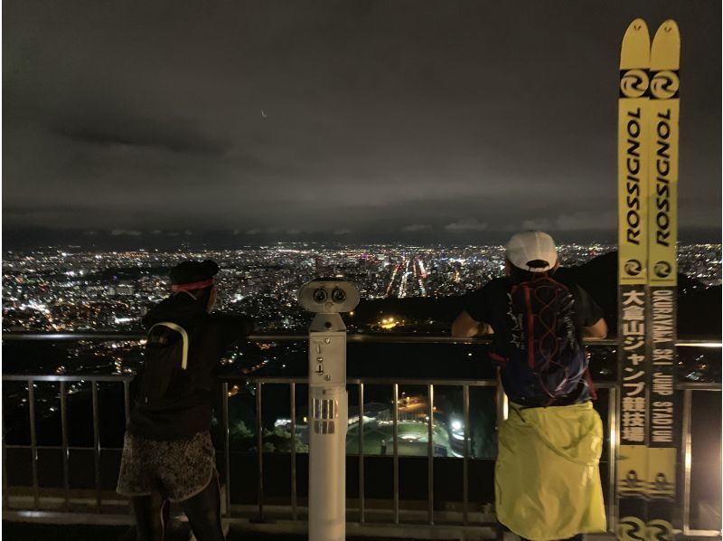 [ฮอกไกโด / ซัปโปโร] สำรวจ Petit เพื่อชมทิวทัศน์ยามค่ำคืน! การเดินป่ายามค่ำคืนใน Sankakuyama <Beginner OK>の紹介画像