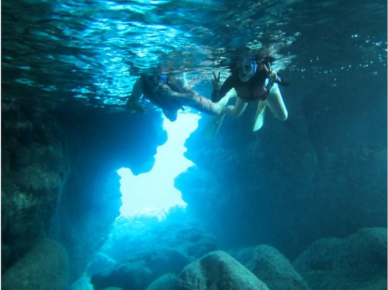 [2 ชุด] ทัวร์การดำน้ำตื้น(Snorkeling)ปะการังในถ้ำสีฟ้าและปะการังแสดงการรื้อทำลายโบนิโตบนเรือพร้อมซาชิมิทานได้ไม่อั้นの紹介画像