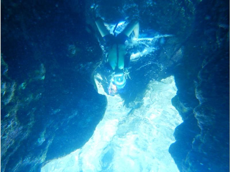 [2 세트] 푸른 동굴 & 산호 밭스노클링투어 선상 가다랭이의 해체 쇼 생선회 먹을 수있는の紹介画像