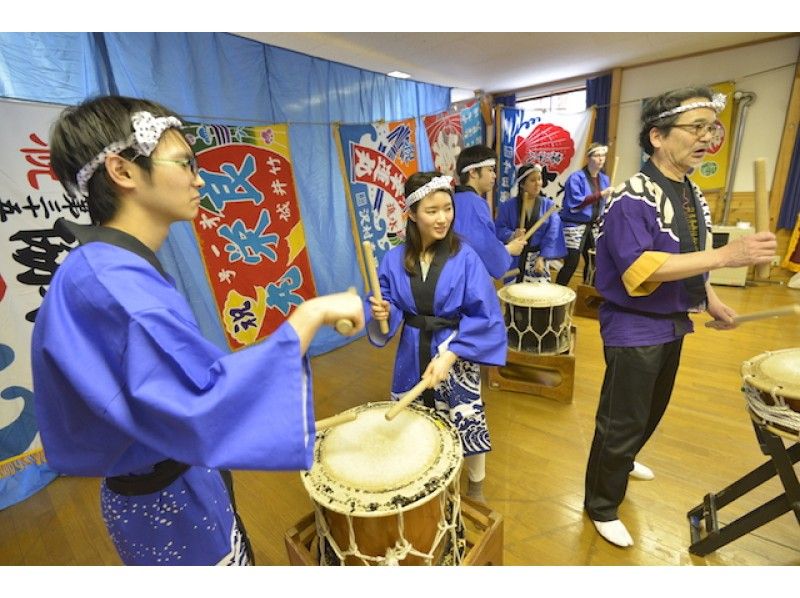 [Akita / Kakunodate] Theatrical company Warabi-za / Wadaiko experience! There are various types of drums! Practice with an actor!の紹介画像