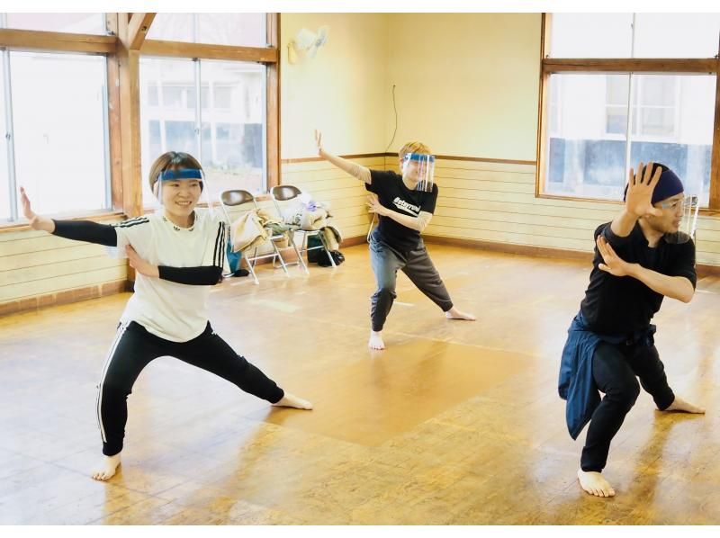 [Akita / Kakunodate] Experience the theater company Warabi-za / Dance (Warabi-za Soran Bushi, etc.)! Master the dance with the actors!の紹介画像