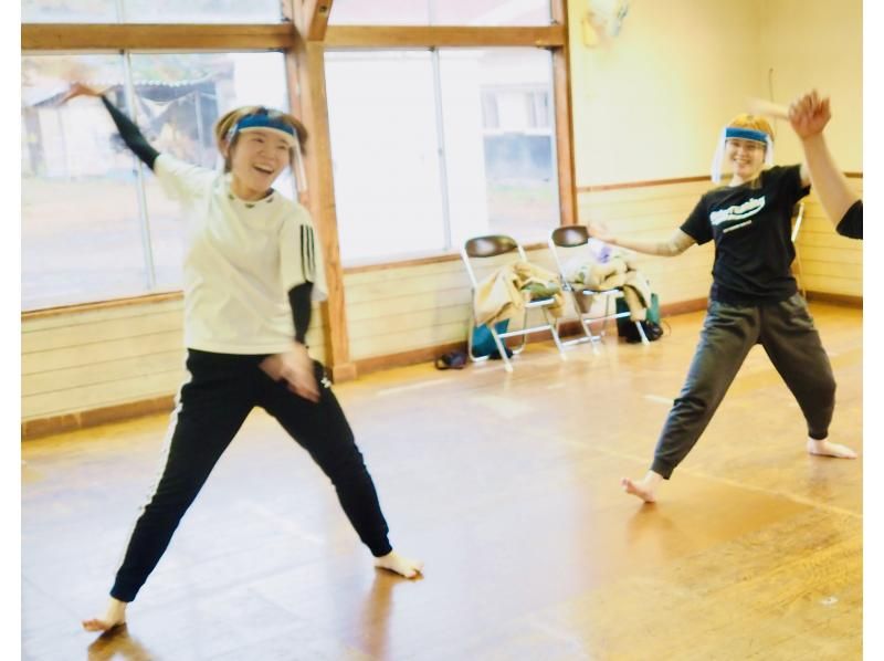 [Akita / Kakunodate] Experience the theater company Warabi-za / Dance (Warabi-za Soran Bushi, etc.)! Master the dance with the actors!の紹介画像