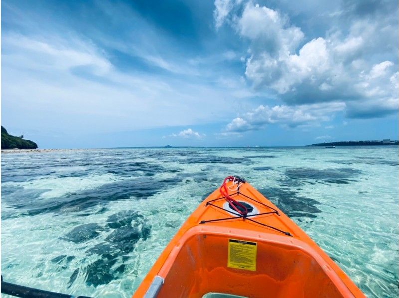 [Okinawa / Motobu / Sesoko Island] Clear kayak exploration tour 60 minutes courseの紹介画像