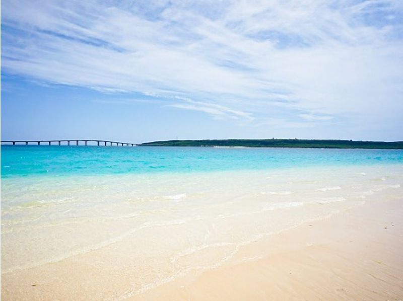 【冲绳县宫古岛市】乘坐私人船只在东方最美丽的海滩上豪华散步！从海上看到的岛屿很特别！の紹介画像