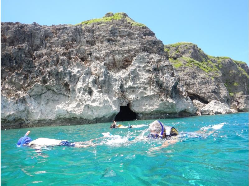 【Irabe Island】 Blue cave snorkel tour With a fresh bonito dismantling show and a bonito all-you-can-eat lunch!の紹介画像