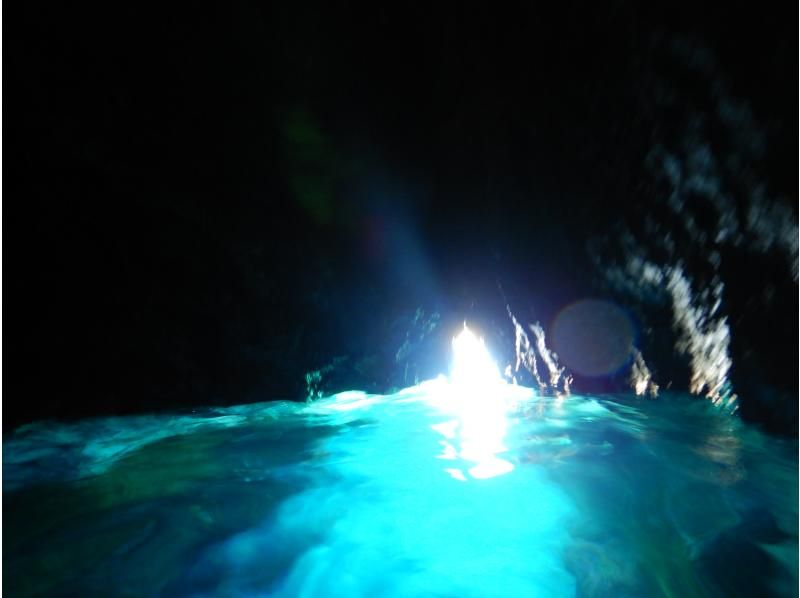 【Irabe Island】 Blue cave snorkel tour With a fresh bonito dismantling show and a bonito all-you-can-eat lunch!の紹介画像