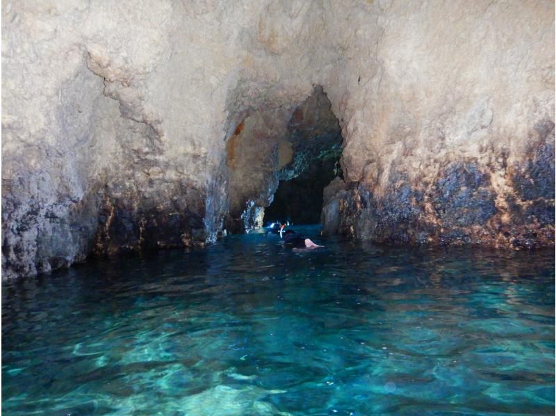 【伊良部島】青の洞窟シュノーケリングツアー・船上カツオ解体ショー・お刺身食べ放題付　の紹介画像