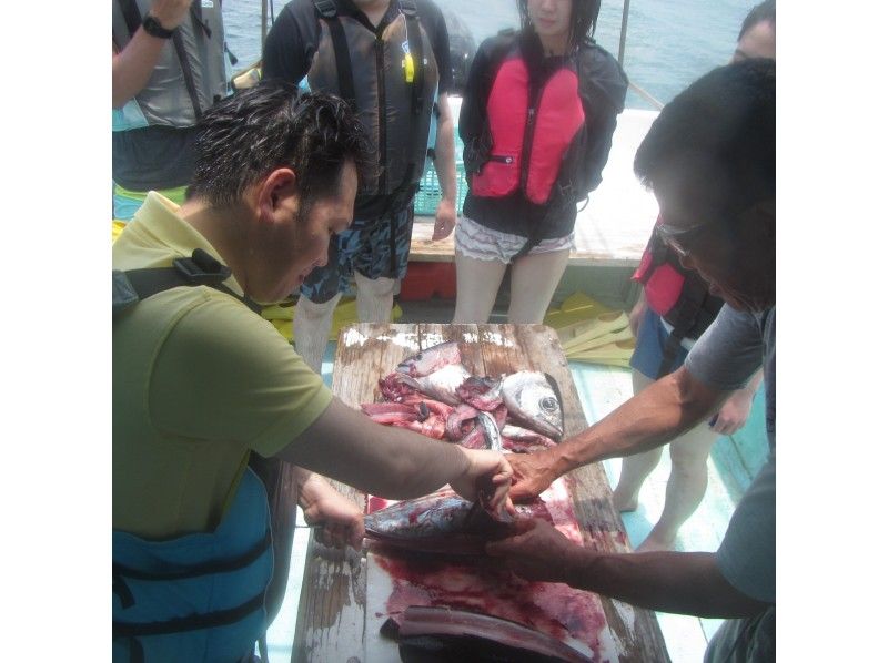 [Miyakojima Recommended] Superb view Snorkeling+ Shipboard bonito dismantling show & all-you-can-eat are popular 