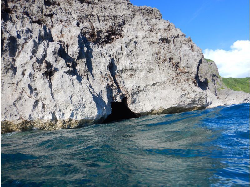 【伊良部島】青の洞窟シュノーケリングツアー・船上カツオ解体ショー・お刺身食べ放題付　の紹介画像