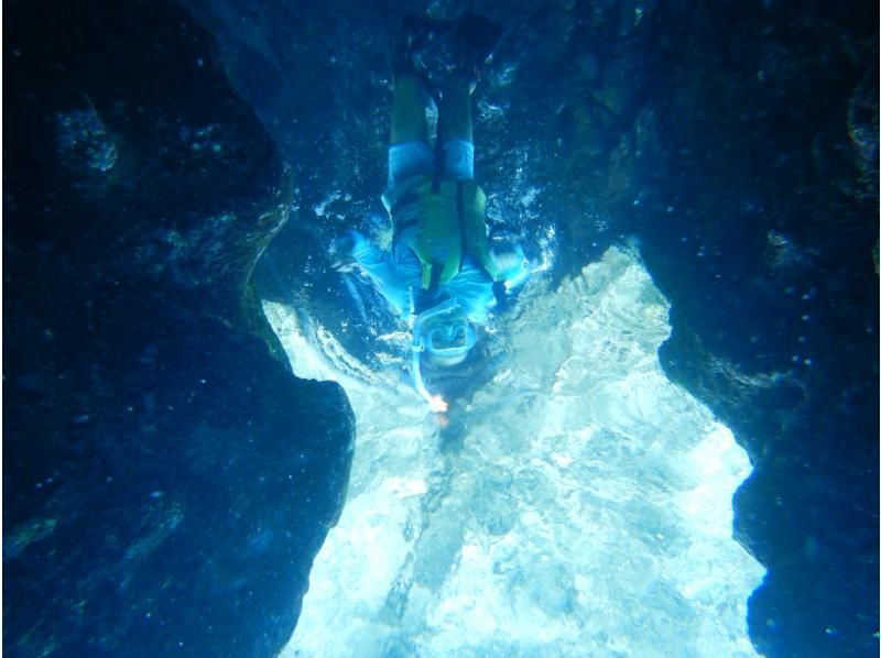 【伊良部島】青の洞窟シュノーケリングツアー・船上カツオ解体ショー・お刺身食べ放題付　の紹介画像