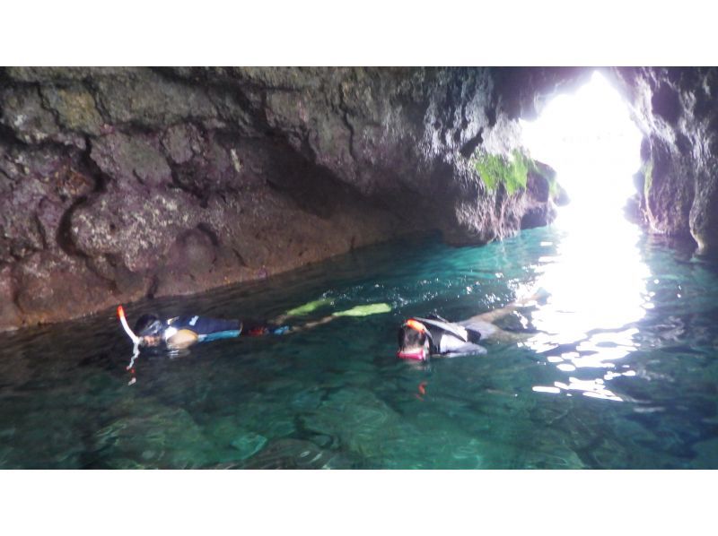 【伊良部島】青の洞窟シュノーケリングツアー・船上カツオ解体ショー・お刺身食べ放題付　の紹介画像