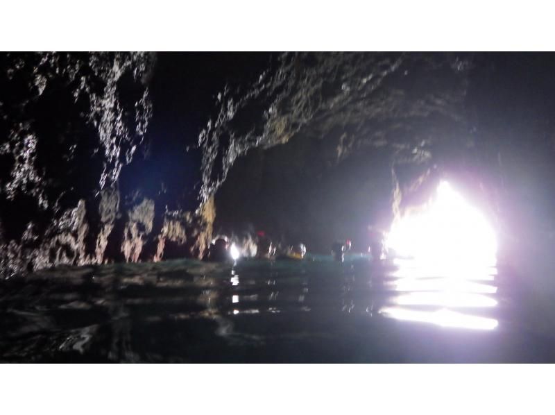 【Irabe Island】 Blue cave snorkel tour With a fresh bonito dismantling show and a bonito all-you-can-eat lunch!の紹介画像