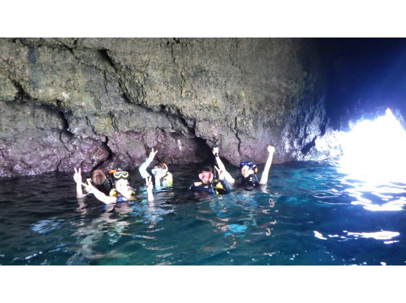 【Irabe Island】 Blue cave snorkel tour With a fresh bonito dismantling show and a bonito all-you-can-eat lunch!の紹介画像