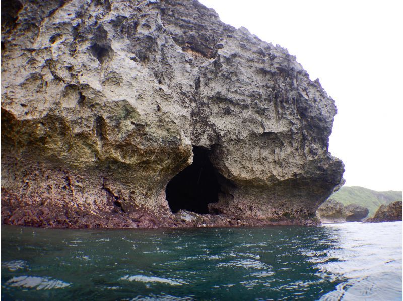 【伊良部島】青の洞窟シュノーケリングツアー・船上カツオ解体ショー・お刺身食べ放題付　の紹介画像